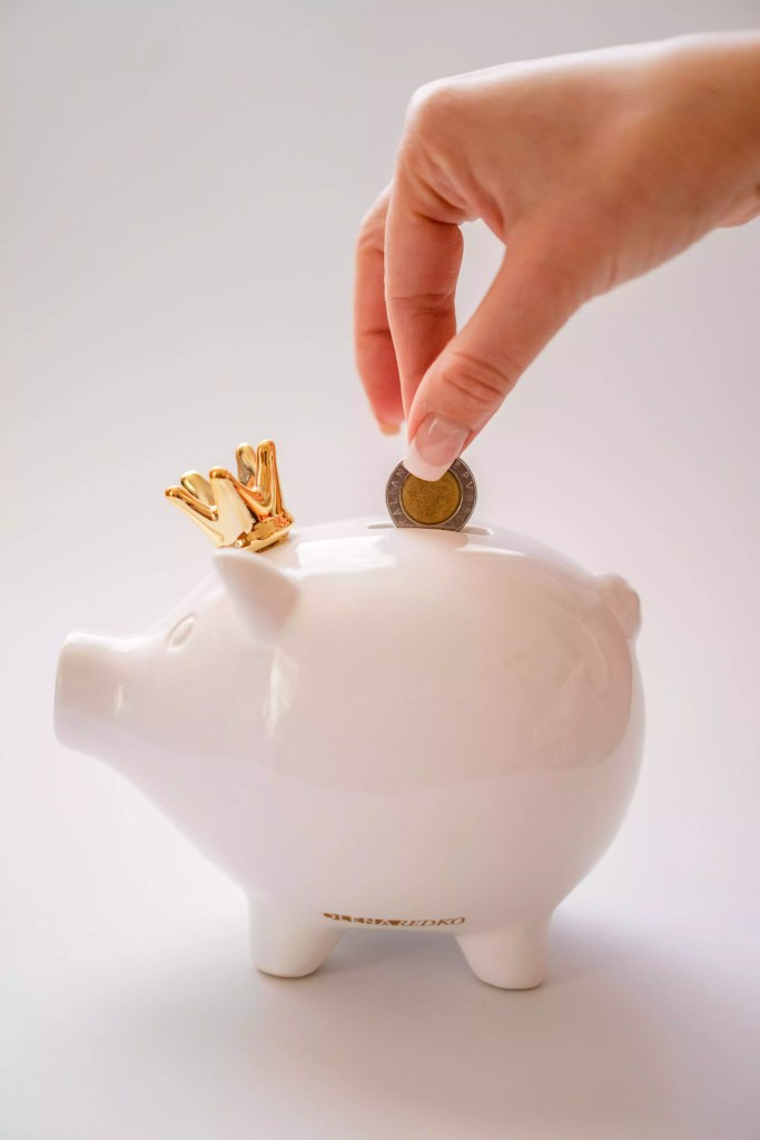 cochon tirelire avec une petite couronne dorée pour symboliser les économies